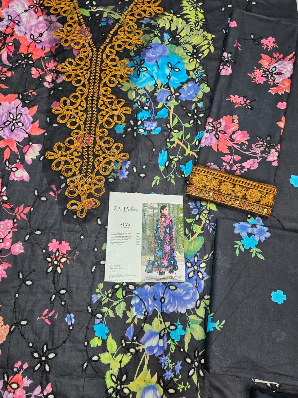 Zaha Luxury Lawn 2025 Hit Code 7A Black Multi Chikenkari Lawn Dupata