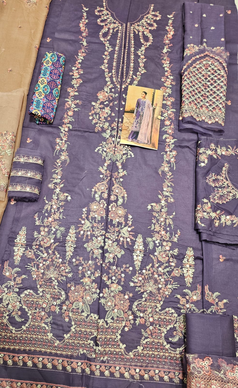 Hussain Rehar Luxury Lawn 2025 Hit Code Iris