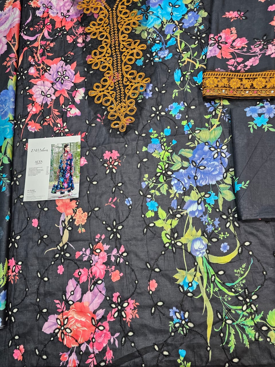 Zaha Luxury Lawn 2025 Hit Code 7A Black Multi Chikenkari Lawn Dupata