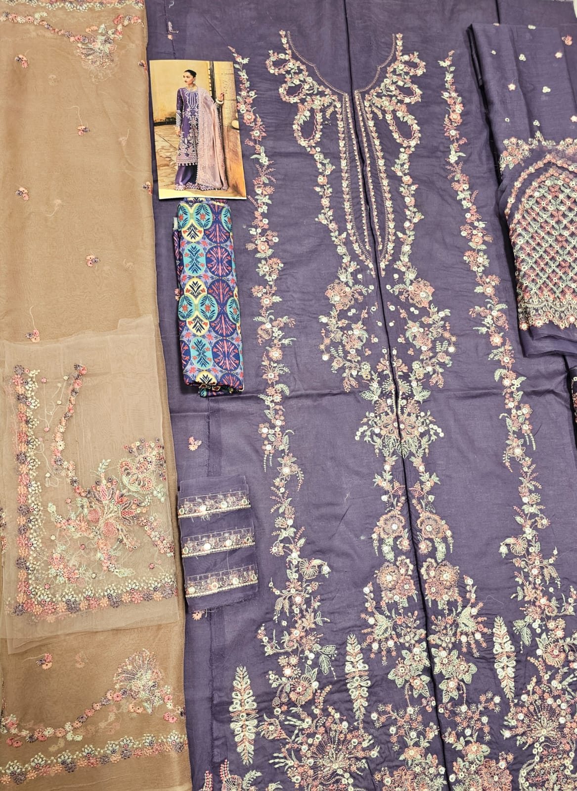Hussain Rehar Luxury Lawn 2025 Hit Code Iris
