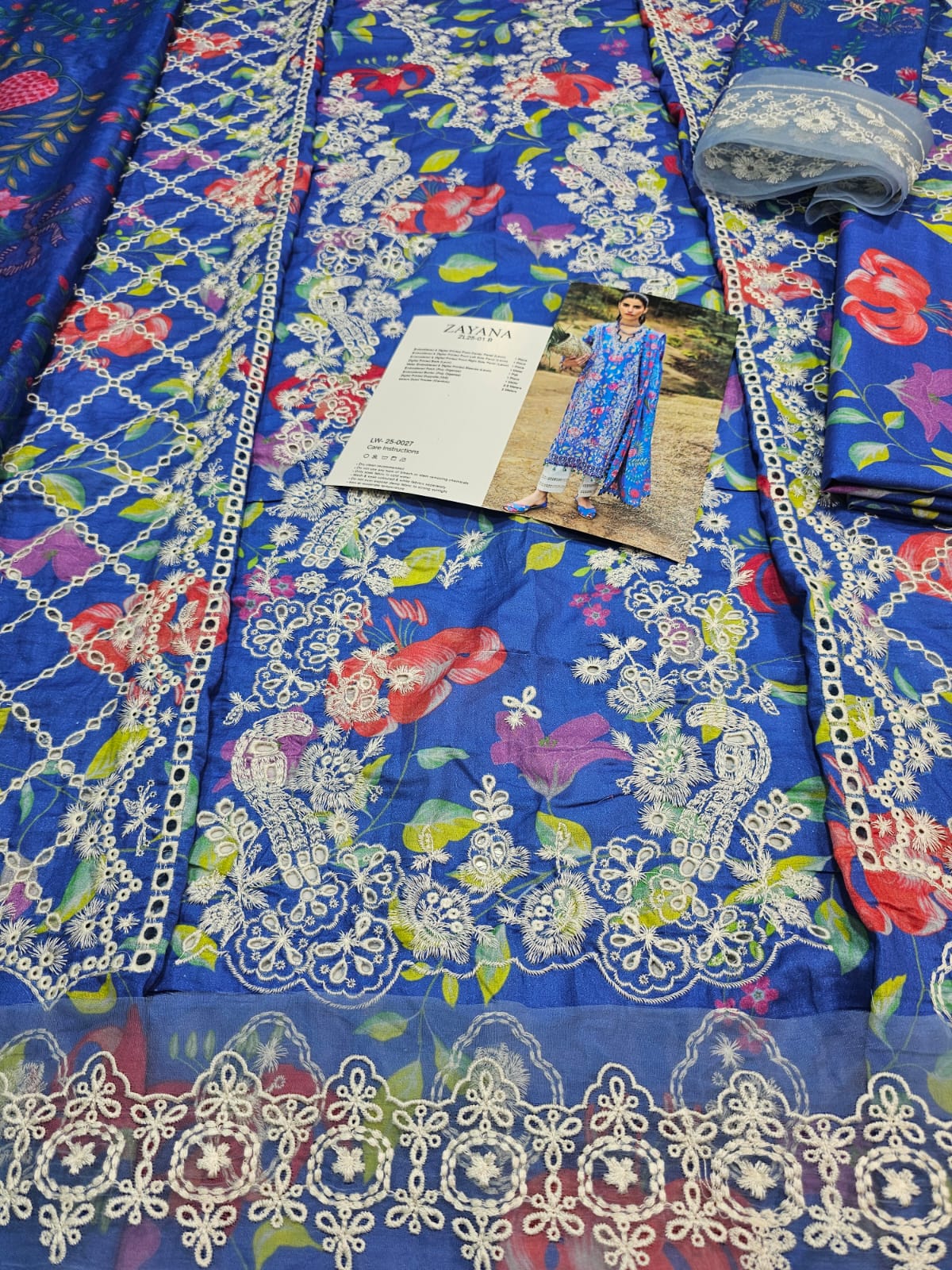 Zaha Luxury Lawn 2025 Hit Code 01-B Blue Lawn Dupata Article