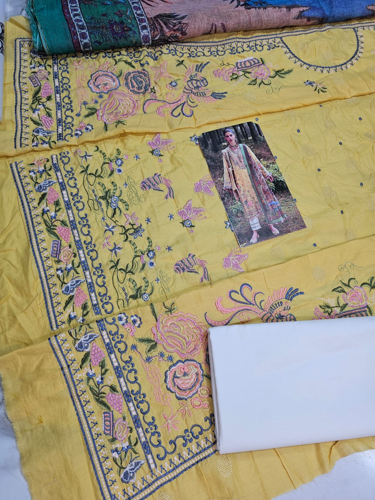 Zaha Luxury Lawn 2025 Hit Code 12-A