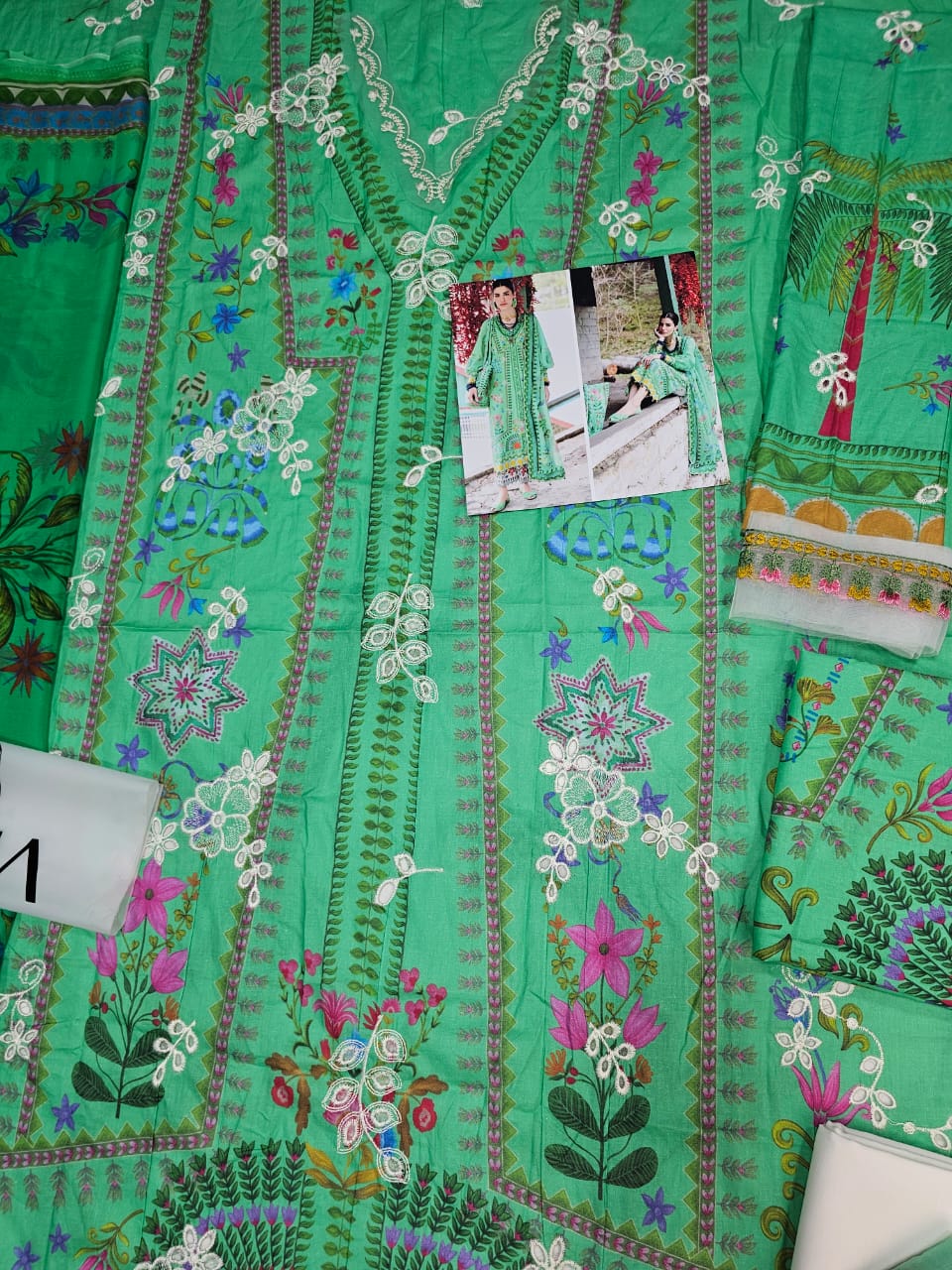 Zaha Luxury Lawn 2025 Hit Code 6A