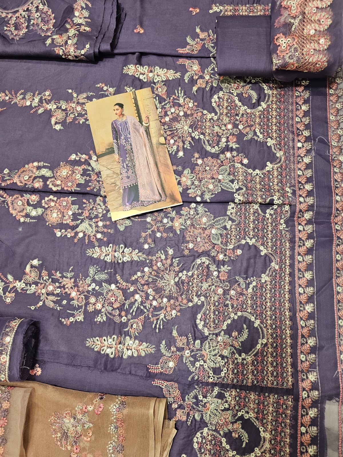 Hussain Rehar Luxury Lawn 2025 Hit Code Iris