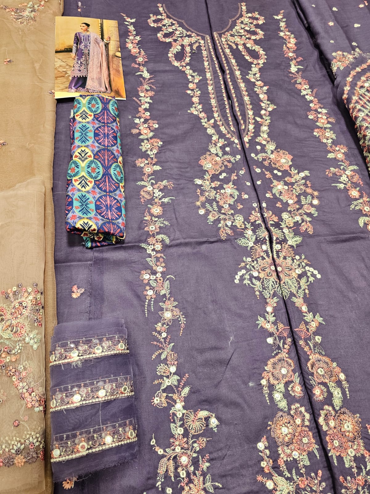 Hussain Rehar Luxury Lawn 2025 Hit Code Iris