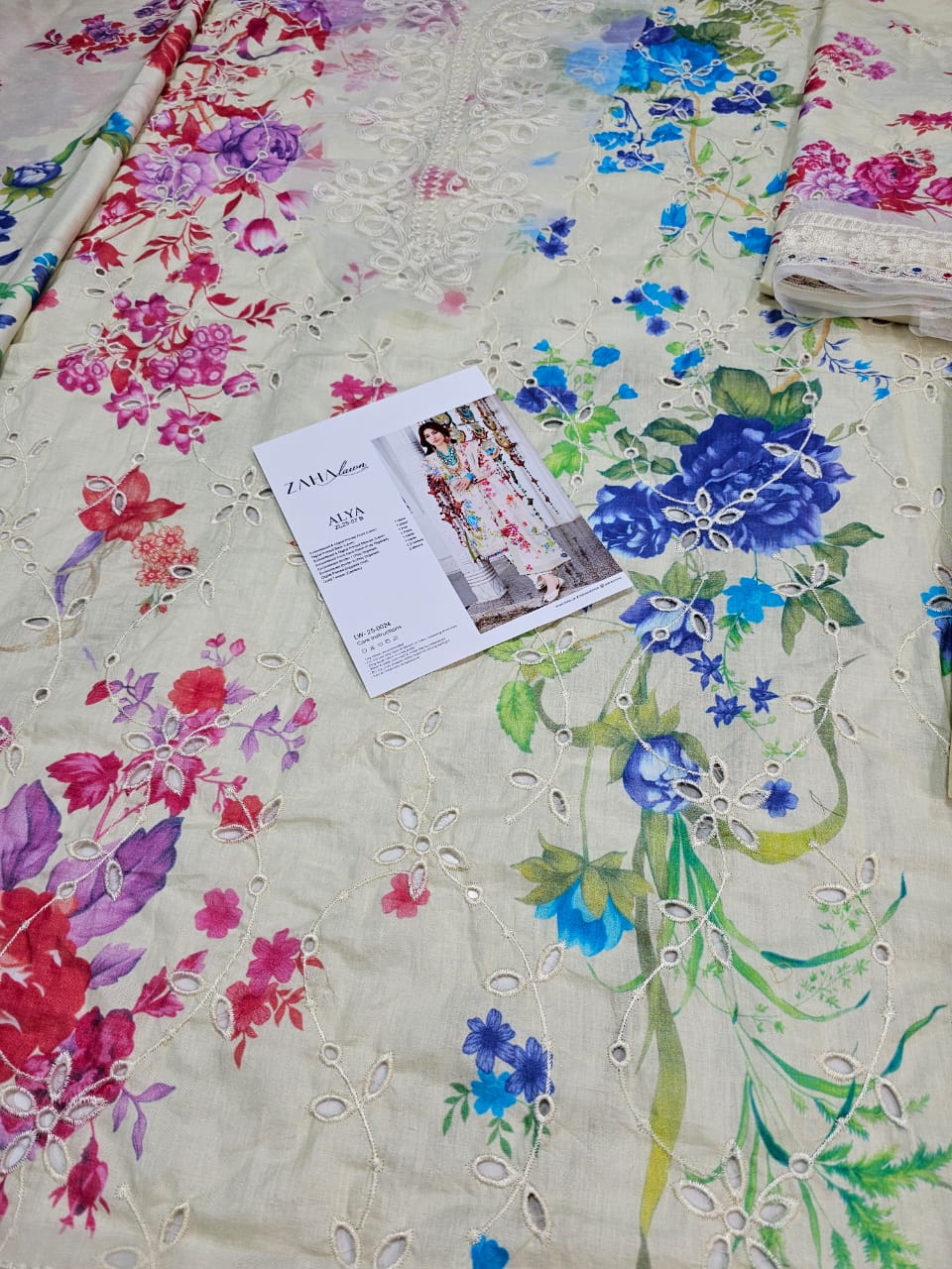 Zaha Luxury Lawn 2025 Hit Code 7B Multi Caremal  Chikenkari