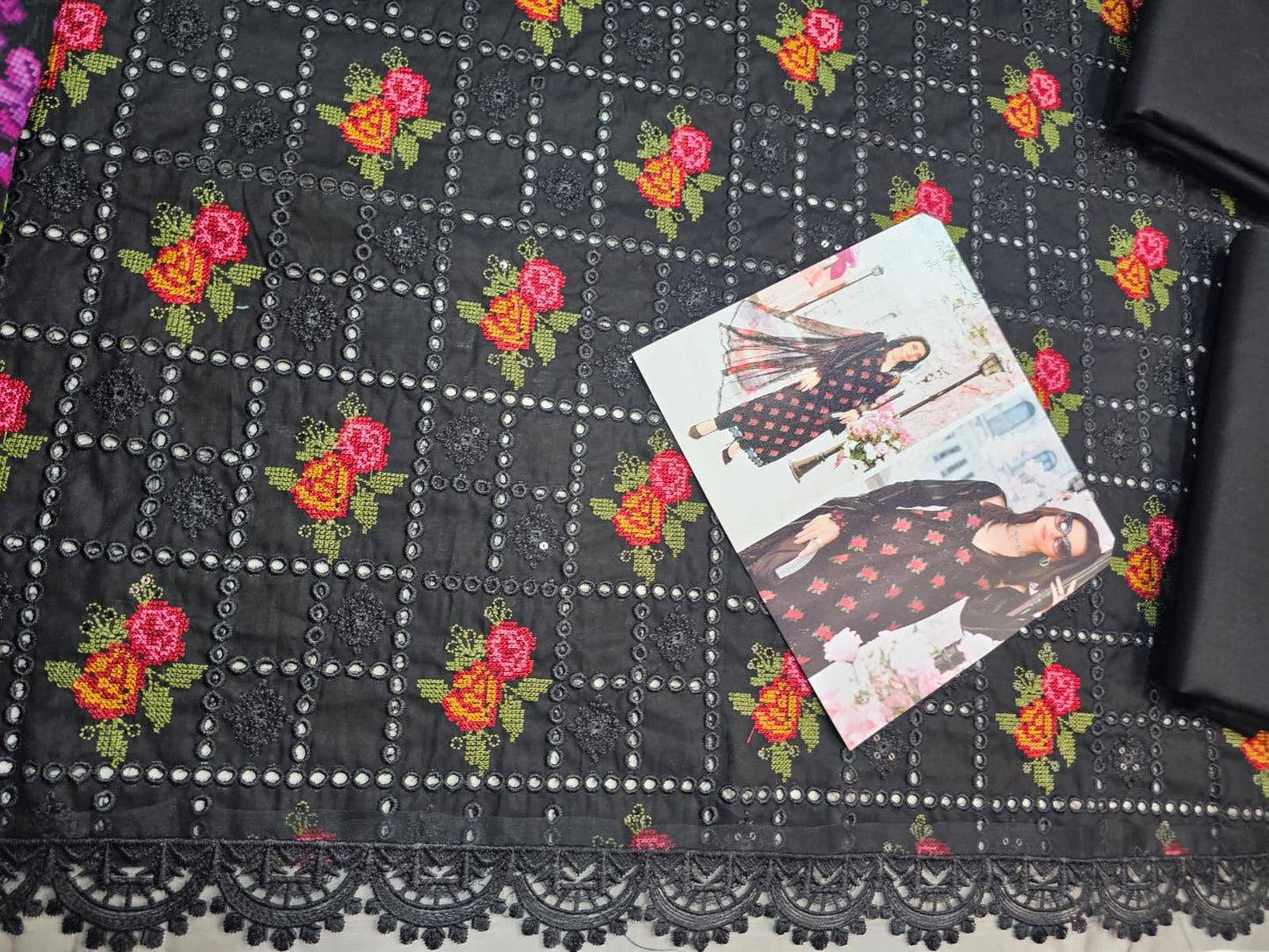 Mariab Mprints Luxury Lawn 2025 Eid Ul Azha Hit Code 1B