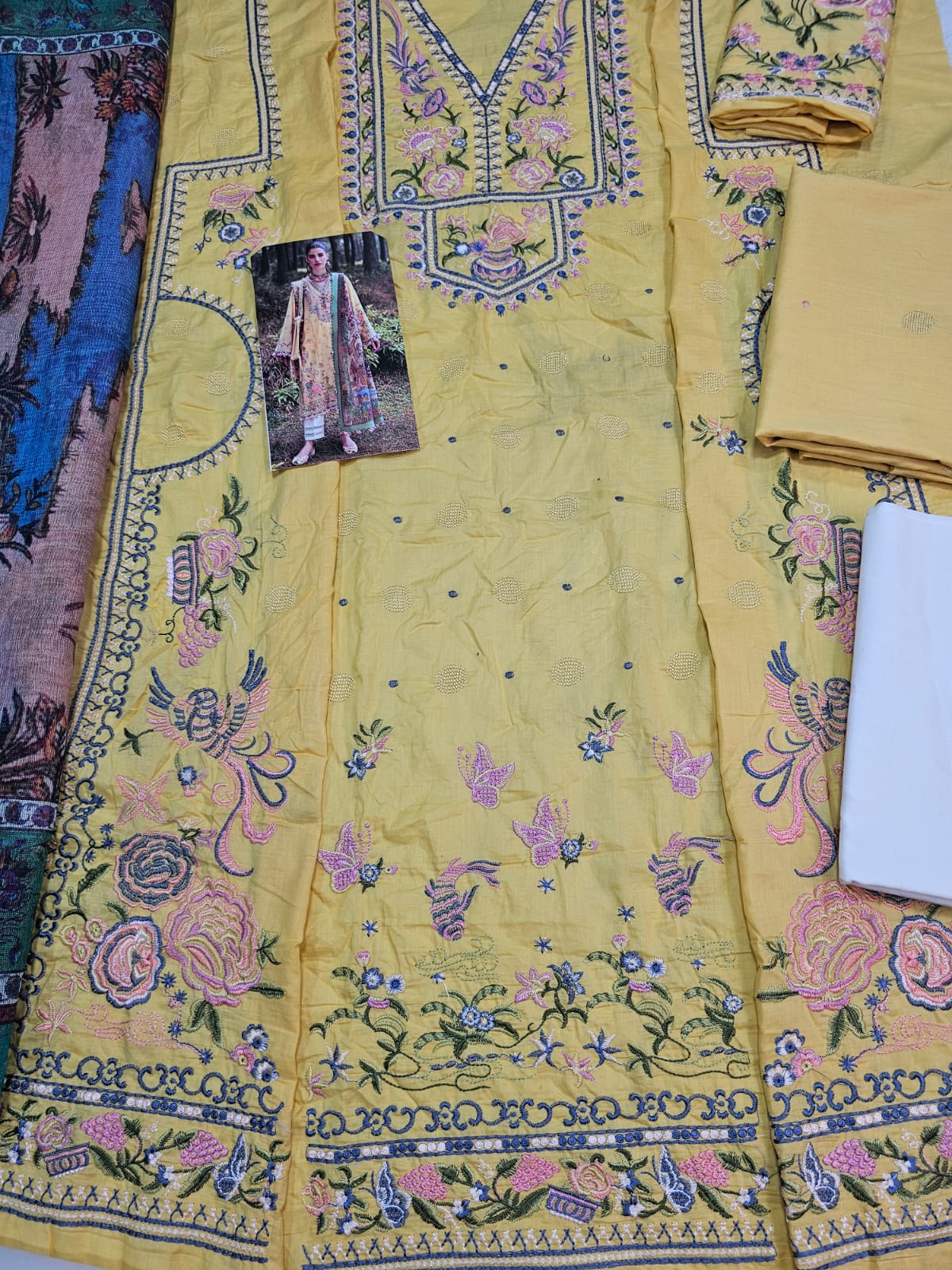 Zaha Luxury Lawn 2025 Hit Code 12-A