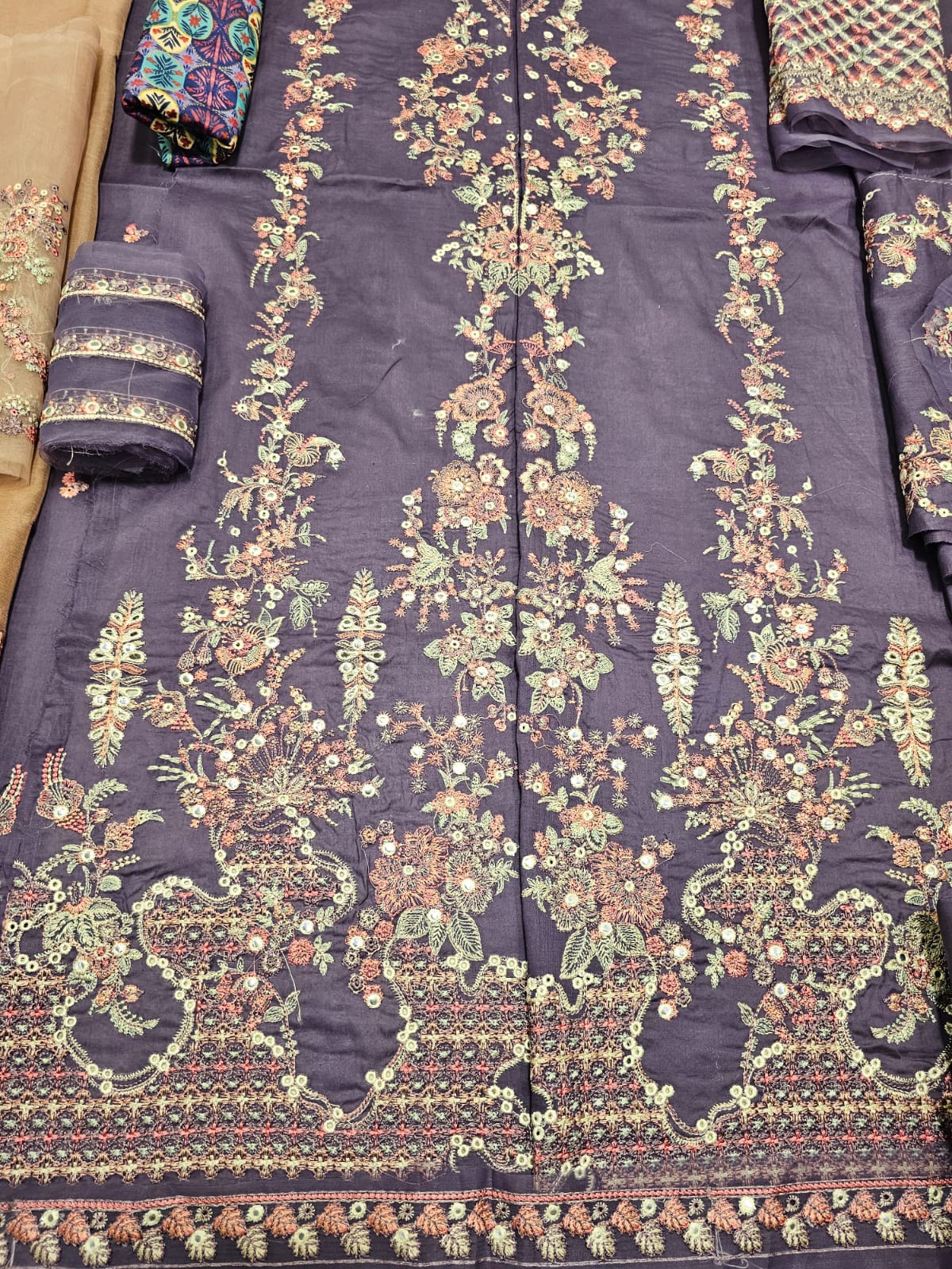 Hussain Rehar Luxury Lawn 2025 Hit Code Iris