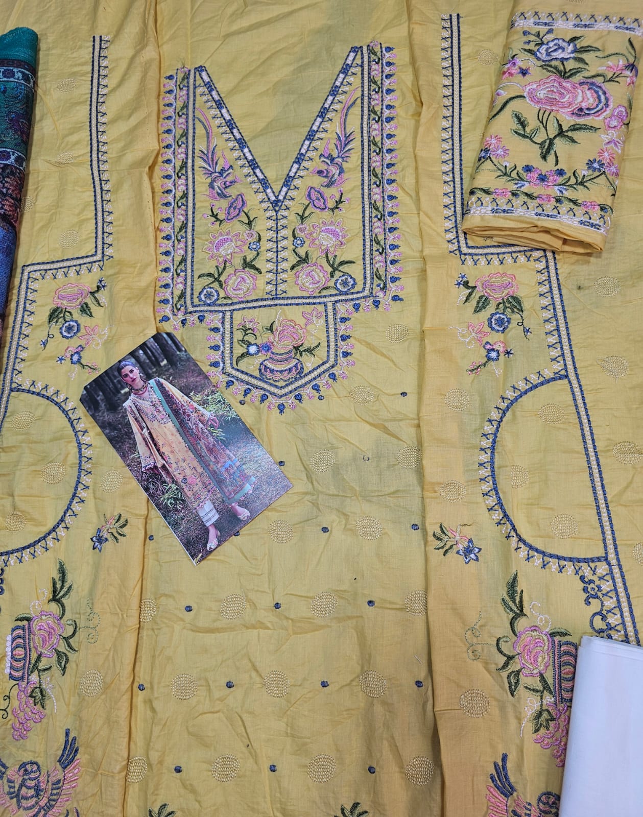 Zaha Luxury Lawn 2025 Hit Code 12-A